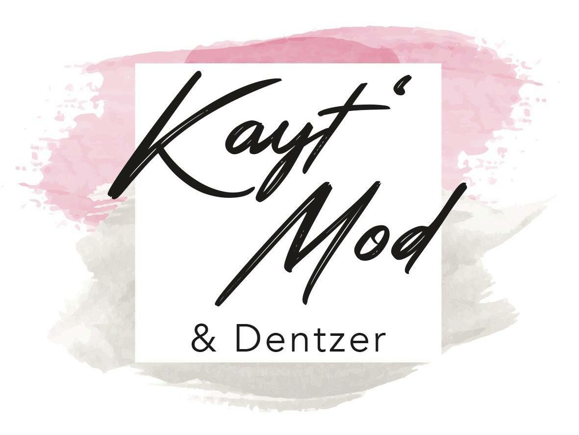 Logo pour Kayt Mod & Dentzer avec des accents d'aquarelle.